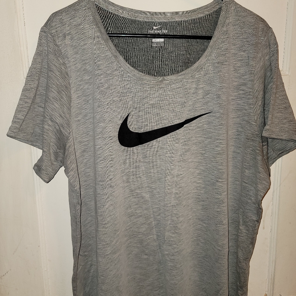 Nike size 2x NWOT Dri Fit Tee